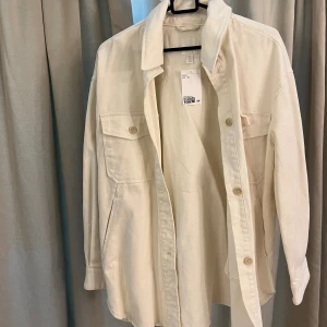 Over size jeansjacka - Säljer denna jeansjacka i nytt skick.