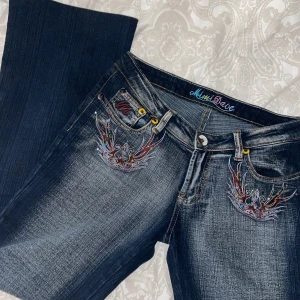 ascoola bootcut jeans - säljer dessa jättecoola jeans som är köpta på mariatorget. 🤍 knappt använda av mig då de är för korta för mig som är 164. står att de är storlek L men skulle säga att de passar som M. :)