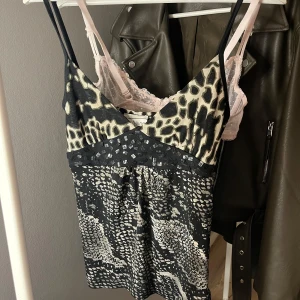 Leopard linne topp 💋 - Supersnygg och unik topp med leopard mönster, storlek 36 och sann i storlek!💘 Köpt här på plick 💋💋Priset kan diskuteras vid snabb affär