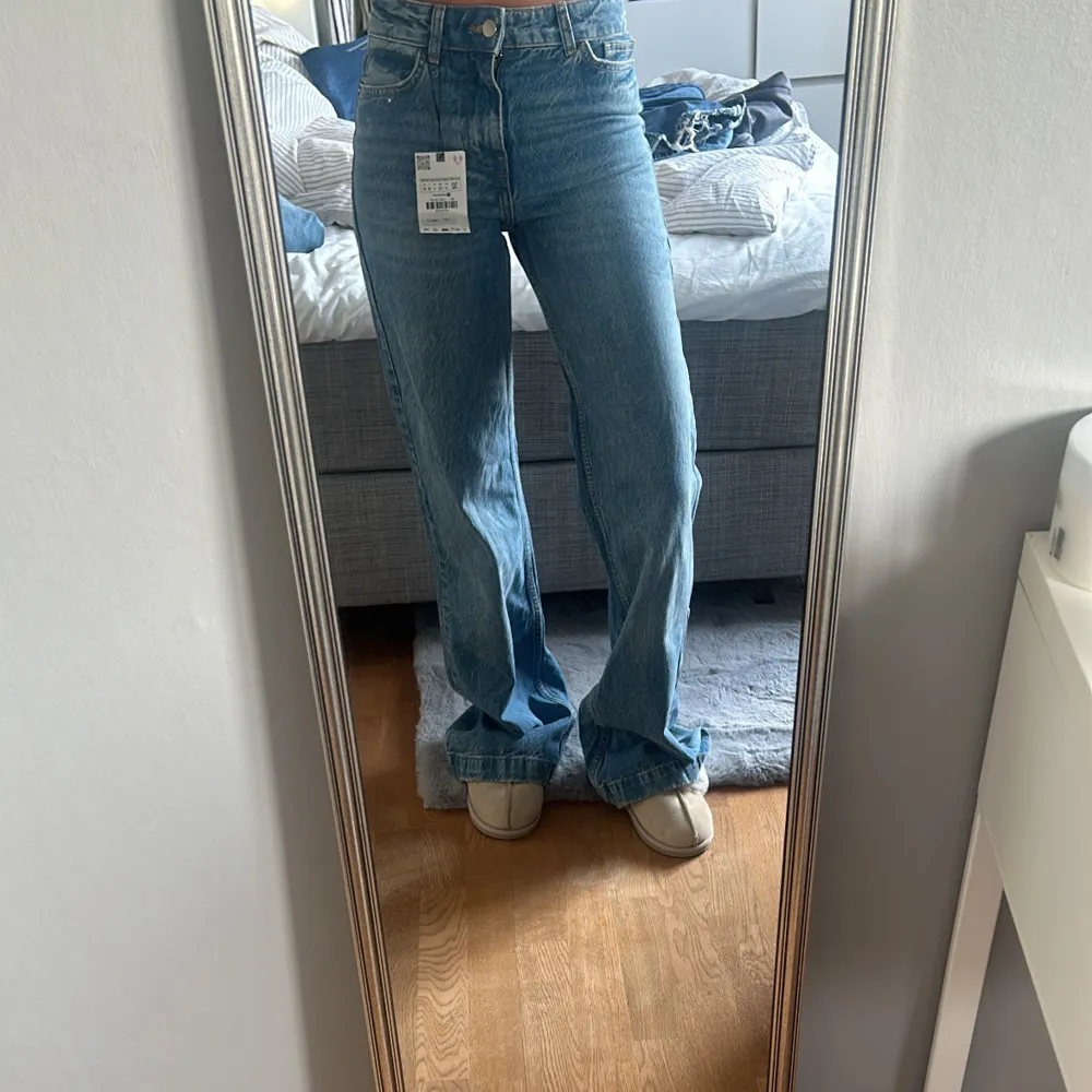 Jätte fina jeans från Zara men tyvärr i fel storlek för mig. Helt nya med prislappen på! 💕. Jeans & Byxor.