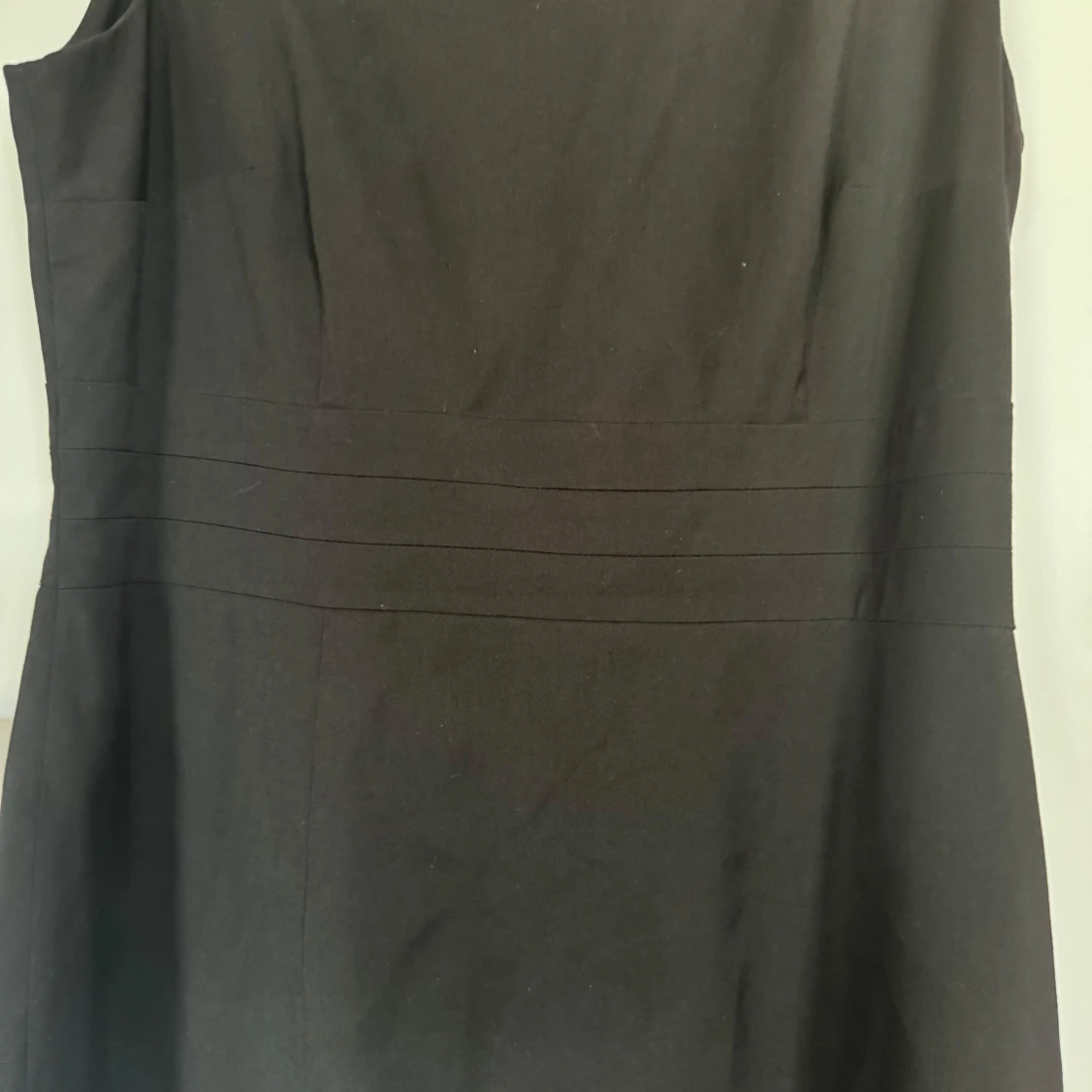 Svart fodralklänning