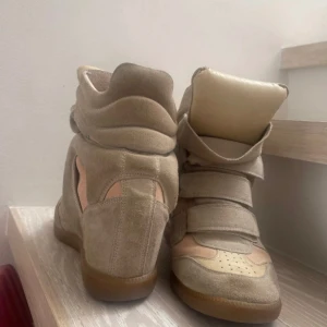 Isabel Marant skor - Dessa trendiga skor är så snygga och passar perfekt att ha året runt. De är i mycket bra skick och endast använt ett par gånger. De står att de är i storlek 40 men jag skulle säga att de passar 39 också, hör av dig vid eventuella frågor.