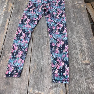 Tränings byxor H&M - Tränings byxor från H&M i väldigt bra skick knappt använda. Säljes för 30 kr i storlek 146/152 10-12 år. 