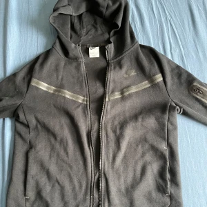 Nike tech fleece - Kom med bud barnstorlek st XL samma som vuxen st S