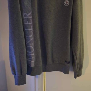 Moncler sweatshirt  - Fet Moncler sweatshirt äkta storlek XXL men är som Large. Helst kontant betalning kan mötas i Sollentuna.