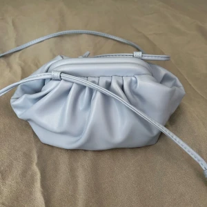 Handväska - En helt ny väska. Råkade beställa två stycken av samma väska därav har den aldrig blivit använd. Nypris 600 kr. 