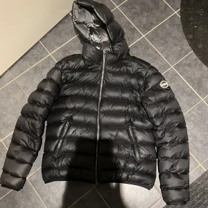 Colmar jacka - Säljer denna svarta vinter colmar jacka i storlek S. Har köpt den här på Plick i februari och har kommit till användning några fåtal gånger. Säljer den då jag inte änvänder den längre. Ägaren innan hade använt den fåtal gånger men inga defekter🩷