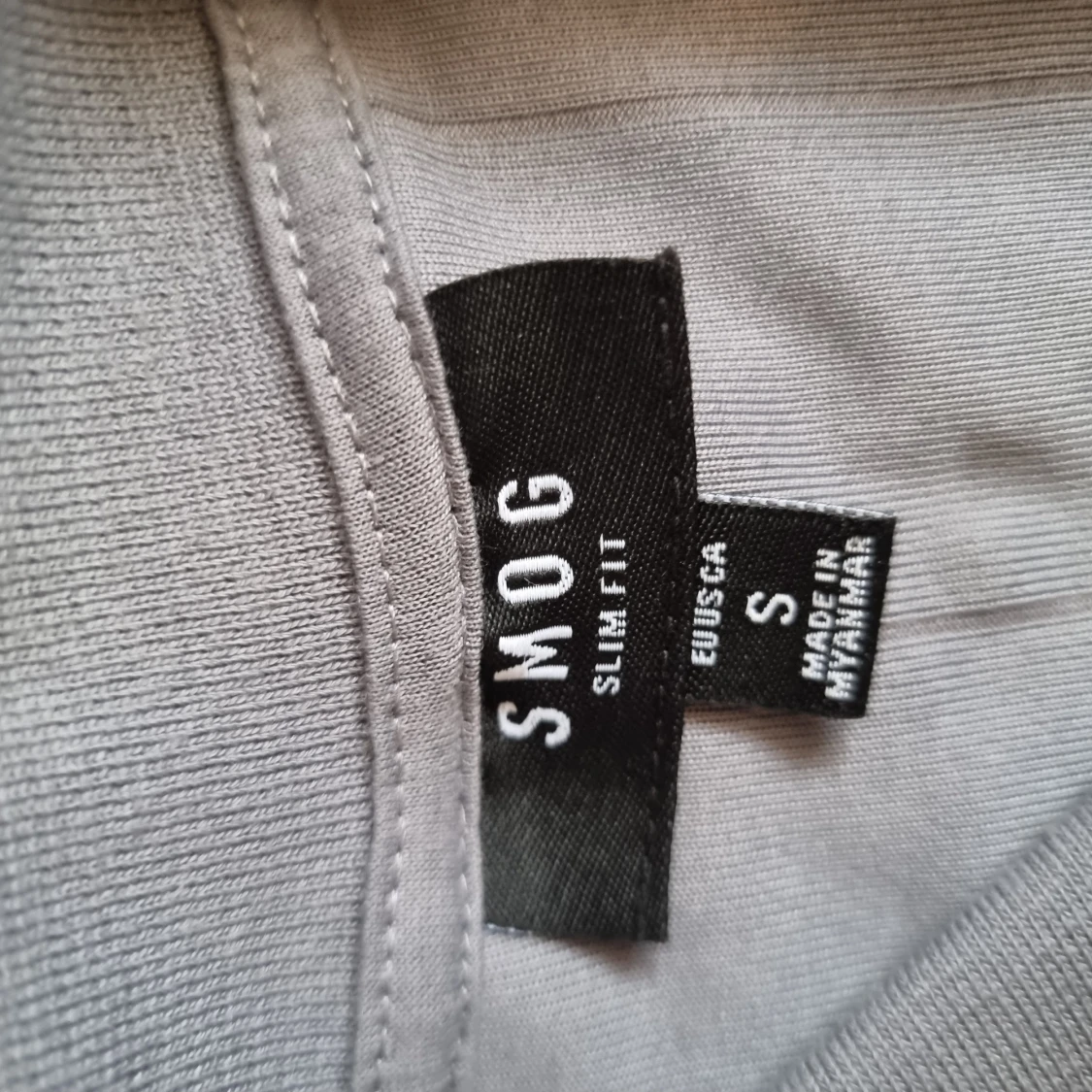 Grå slim fit topp från Smog - 91