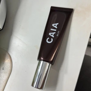 CAIA Belize Bronzer - Säljer en snygg bronzer från CAIA i färgen Belize. . Perfekt för att ge ansiktet en solkysst look! Är endast testad och säljer för att färgen inte passade mig🩵