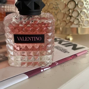 Valentino Born In Roma  - Valentino born in Roma 30 ml. Den är testad men kommer ej till användning. Säljer för 600, köpt för 900! 