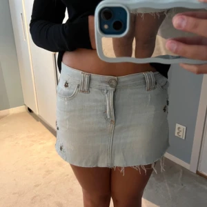 Guess jeanskjol - Jeanskjol från guess jeans, köpt vintage Passar mig som vanligtvis har storlek M/38