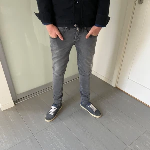 Dondup Jeans George  - Säljer nu dessa sjukt snygga dondup George jeans som är i riktigt bra skick utan defekter, de på baksidan är populär design, skriv vid fler frågor o funderingar🙌🏼