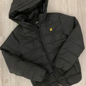 Lyle & Scott jacka - Jacka i fint skick  Strl 12/13 år 