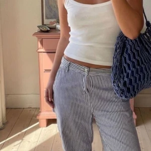 Randiga jeans samsoe  - Randiga jeans från samsoe samsoe i nyskick. 100% bomull  (Första bilderna är lånade, då jag tyvärr beställde för små byxor) passar perfekt på dig som har 36