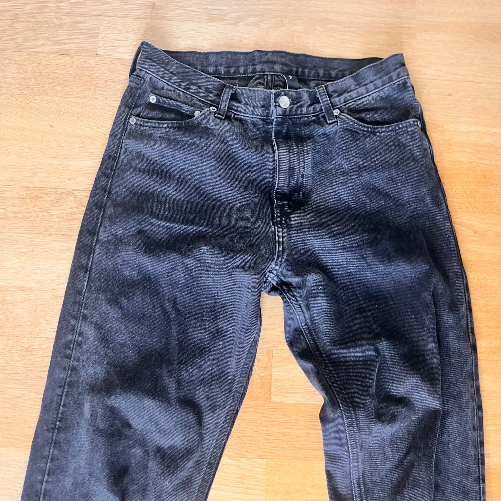 Säljer ett par snygga svarta jeansshorts från Weekday. De har en klassisk femficksdesign och en knappgylf. Perfekta för en avslappnad stil i sommar!. Jeans & Byxor.