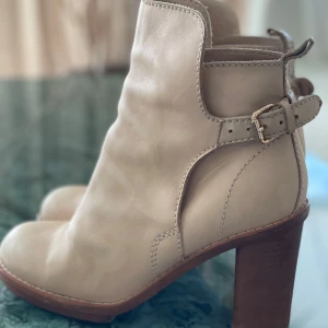 Acne stövlar  - Beige Ankel Boots från Acne Studios. Storlek 39