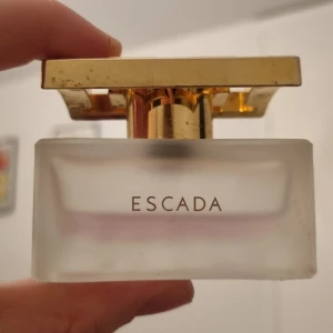 Escada especially delicate Parfym 30ml dam doft - Parfym especially delicate från Escada i 30ml flaskan. Du kan se på bilden hur mycket är kvar i flaskan.