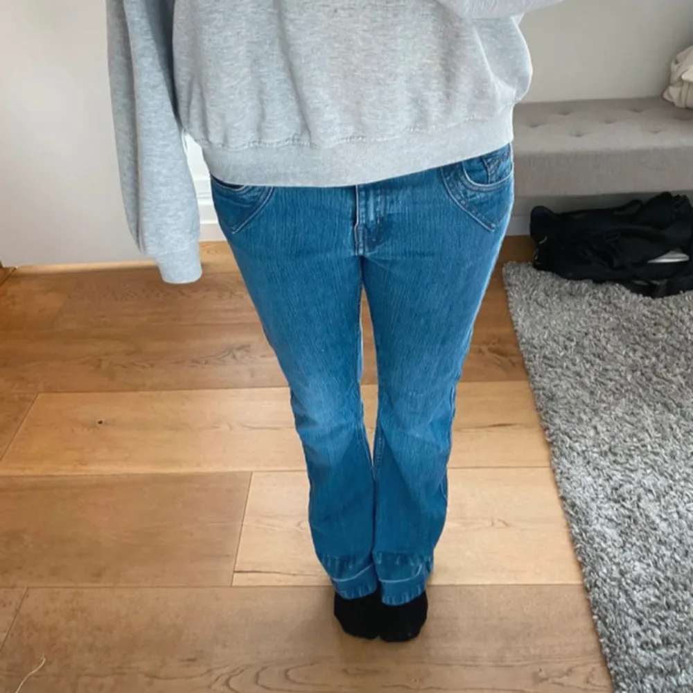  Skitsnygga lowrise bootcut jeans som är nästan i helt nyskick. Jag har använt dom max 2 gånger. Dom är i storlek 36 men kan även funka på 38. Jag är 160 cm lång🩷. Jeans & Byxor.