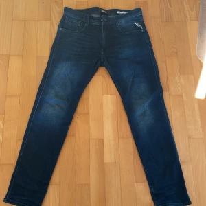 Replay anbass mörkblå - Tja säljer dessa feta replay jeans anbass mörkblå. Har använt ett par gånger men inga defekter. 