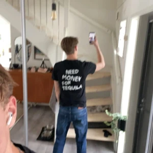 Jack and Jones tapered mike - Tvär feta jeans säljer då de inte kommer till användning längre då de är lite för stora o midjan  Kan gå ner i pris vid snabb affär 