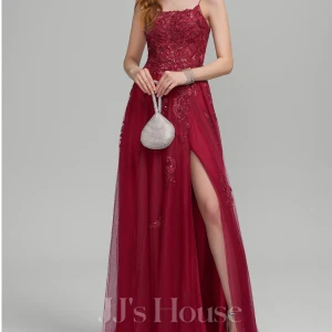 Röd balklänning med snörad rygg - Funderar på att sälja min superfina balklänning. Endast använd en gång, på balen. Nypris 2600 kr, priset går att diskuteras❤️TRYCK INTE PÅ KÖP NU.