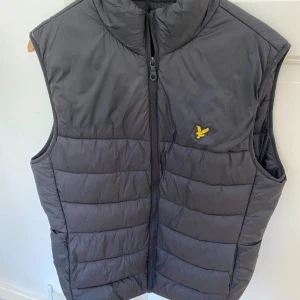 Lyle and scott väst - Fint skick, inte kommit till så mycket användning storlek M