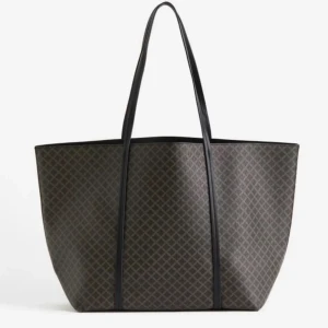 Hm väska - Jättegin väska som liknar den från malene birger. Fint skick andvänd några få gånger. Går inte att köpa längre. Perfekt inför hösten🍂😍