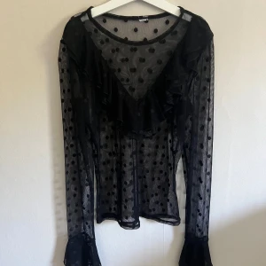 Festtopp  - Svart topp som är perfekt till fest. Knappt använd. Står ingen storlek men skulle säga xs/s.