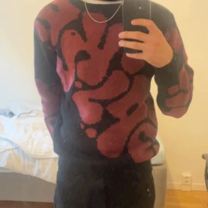 Sweatshirt  - En väldigt skön sweatshirt perfekt för outfiten inför hösten, snygg och håller en varm. I storlek L