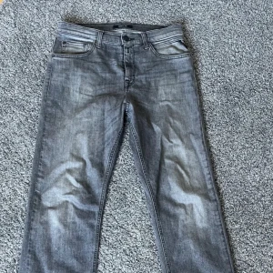 Gråa Replay thad jeans - Feta gråa replay jeans. Säljs för de var för stora. Mycket bra skick. Priset kan sänkas vid snabb affär.