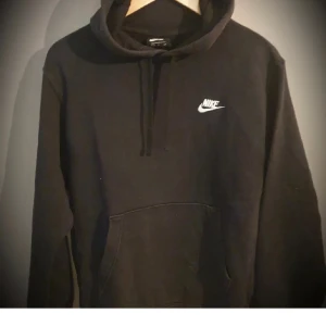 Nike hoodie - Nike hoodie i fint skick. Säljs då den inte kommer till användning. Pris går att diskutera❤️