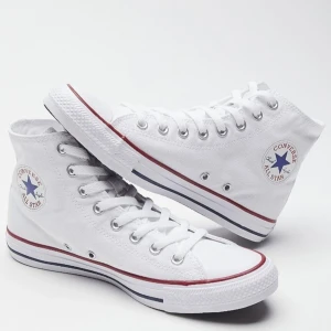 Vita Converse 🤍 - Säljer dessa fina Converse Allstar i färgen vit, med anledning av att de tyvärr aldrig har kommit till riktig användning🤍 Köpte för ca 700 kr men säljer billigt då jag vill bli av med de! Liten defekt på märket på ena skon, annars i bra skick 🙌🏼