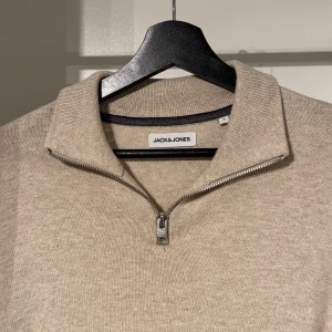 Zip up Hoodie - Hej. Nu säljer jag min zip up från Jack and Jones som jag köpte i våras, använder inte den då den inte riktigt passar mig, jätte bar skick.köpte för 500 säljer för 100
