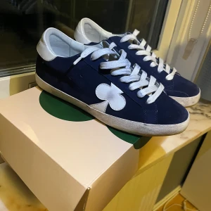 Mörkblå skor från the gallerist  - Säljer mina feta skor från the gallerist för att de inte passar. De är i storlek 41 men passar också 42. De är i 10/10 skicka bara använda en gång. Om du har frågor eller vill ha fler bilder så hör av dig i dm