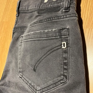 Dondup George skinny fit - Snygga dondup george i W34 skinny fit, unika jeans med slitningar. Hör av er vid minsta fråga💯💯