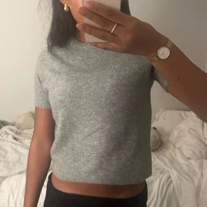 Zara tröja  - Stickad kortarmad tröja från zara, kappen fortfarande på (aldrig använd)💕