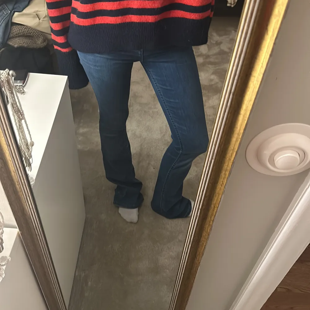 Säljer supersnygga jeans från Lois i bootcut modell. ❤️ midjemåttet är 34 cm. Storleken i byxan är 25/32!. Jeans & Byxor.