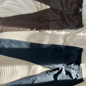 Filippa k kostymbyxor och långärmad pike - Storlek 50 på båda kostymbyxorna.  300kr/st  Färger mörkblå och brun Filippa k pike storlek S 300kr Bruna byxor SÅLDA.