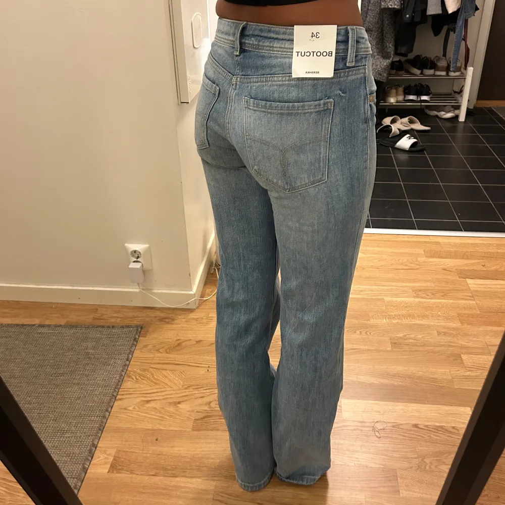 INTRESSEKOLL ( TRYCK INTE PÅ KÖP NU) precis köpts jeans från Bershka med Lågmidja köpte för 450kr . Jeans & Byxor.