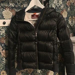 Parajumper jacka - Jag säljer min parajumper jacka då den inte kommer till någon användning längre och blivit för liten💕 strl 12