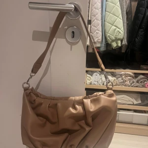 Väska  - Beige handväska, aldrig använd