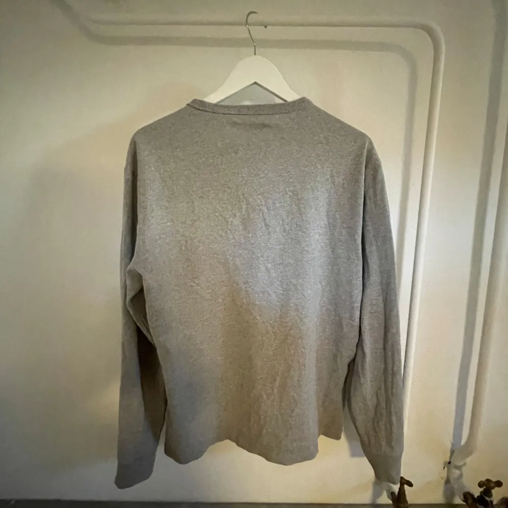 Ralph lauren sweatshirt i 9/10 skick, knappt använd, nypris 1200. Hör av er i dm vid frågor!🔊 Priset ej hugget i sten!🪨 . Tröjor & Koftor.