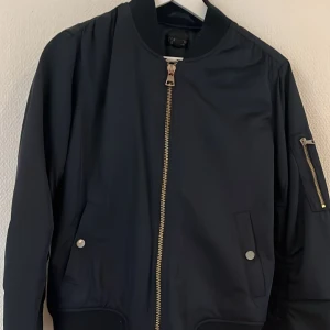 Bomberjacka - Marinblå bomberjacka från Topshop storlek 38.