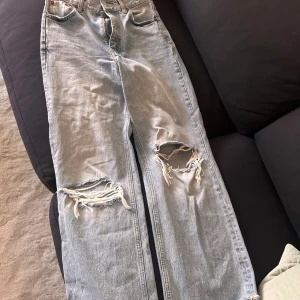 Jeans - Jätte bra skick bara skrynklig som går att fixa , om du vill ha mer bilder på hör av dig !