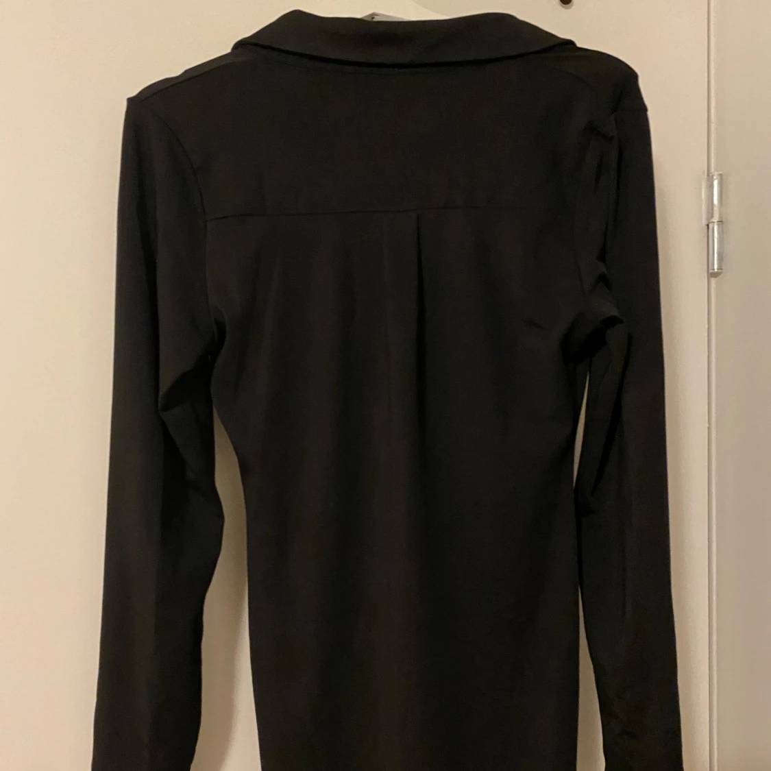 Svart button up klänning - 92