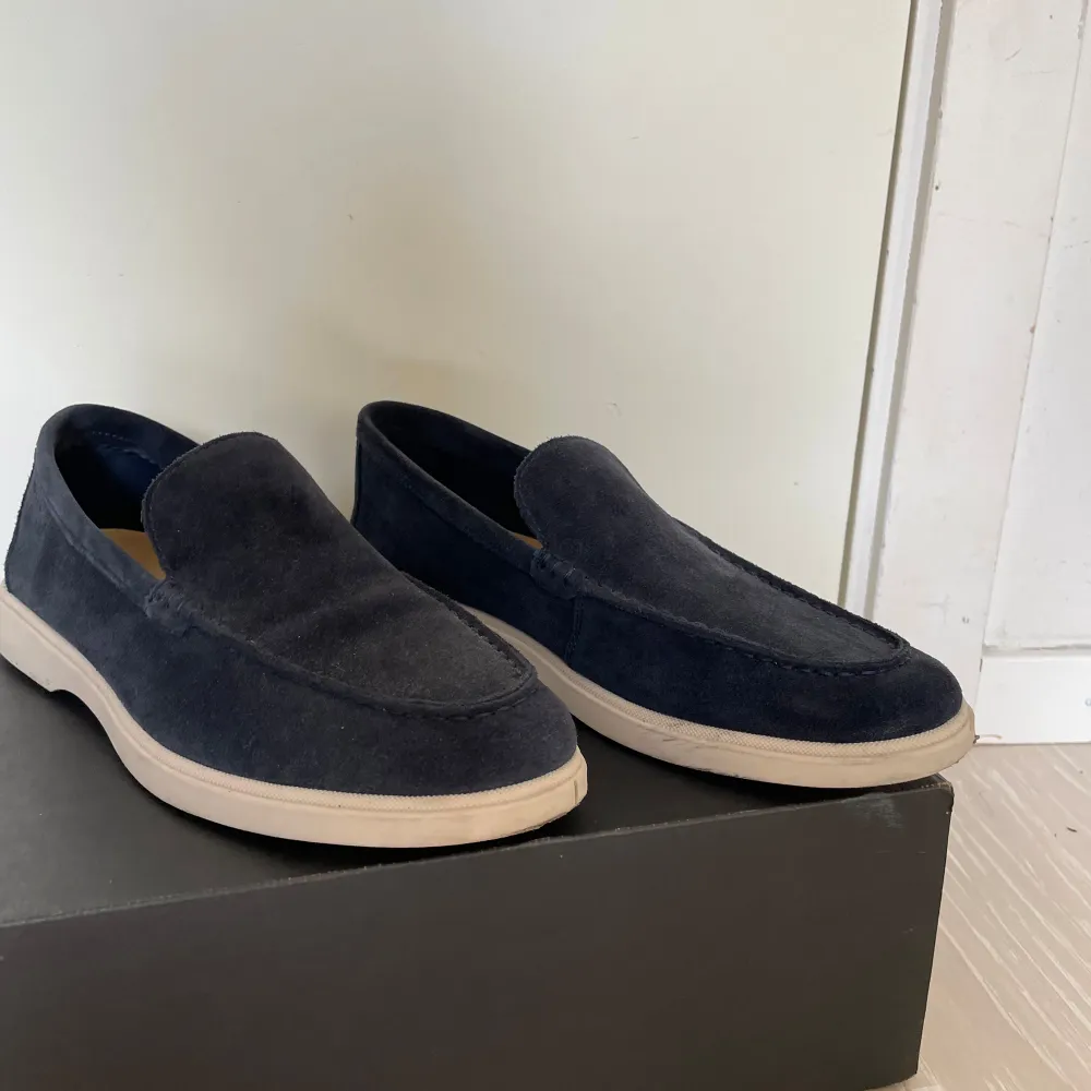 Ett par ” grish” navy blue lofers. Knappt använda. Ny pris runt 1200kr. Rätt så bra skick. Skaffade dem i mitten av sommaren.. Skor.