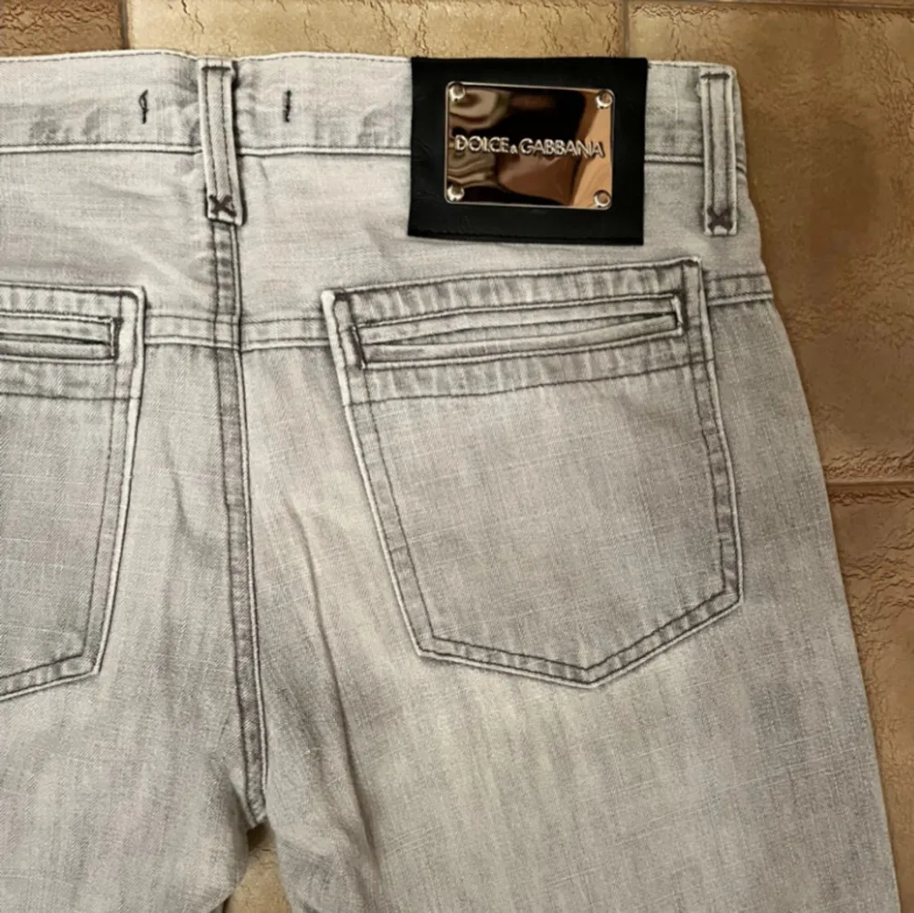 Dolce Gabbana jeans till ett schysst   pris. Ny skick. Fin passform med utsvängda ben/bootcut. Kvitto finns. Hör av er för mer info. Jeans & Byxor.