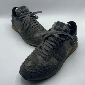 VALENTINO ROCKRUNNER - Valentino Rockrunner sneakers, storlek 43. I bra skick. Stilren design med klassiska kamouflagedetaljer. Kvalitet och komfort i varje steg. 💫🔥