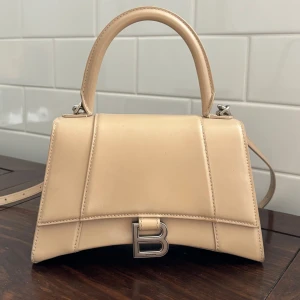 Balenciaga hourglass väska  - Balenciaga hourglass hand bag, bra skick. Med dustbag och kvitto