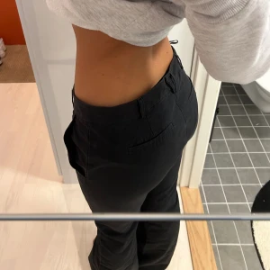 Kostymbyxor (lowwaist, bootcut) - Sååå fina lite urtvättade svarta  Skulle säga att de är en S/M